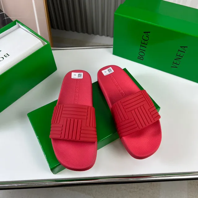 Bottega Veneta صنادل مطاطية حمراء 9