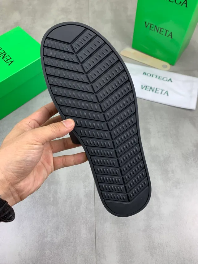 Bottega Veneta Chaussons en cuir d'autruche estampé 3