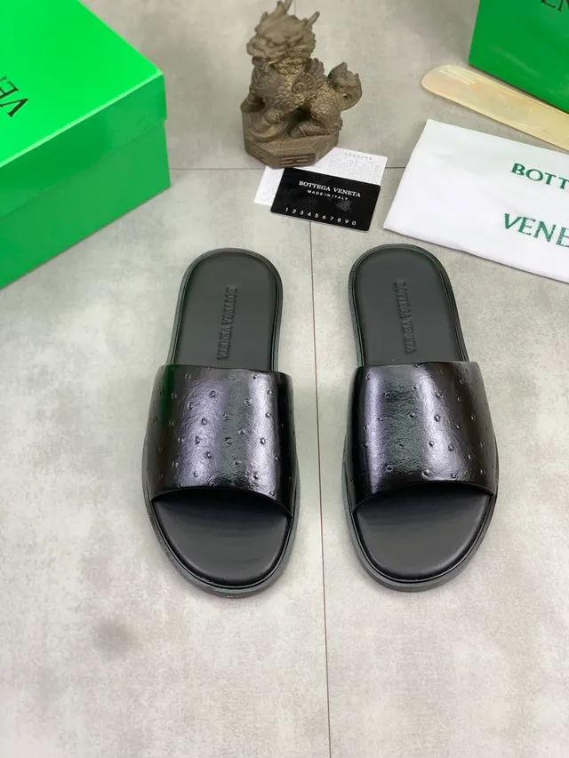 Bottega Veneta Chaussons en cuir d'autruche estampé 4