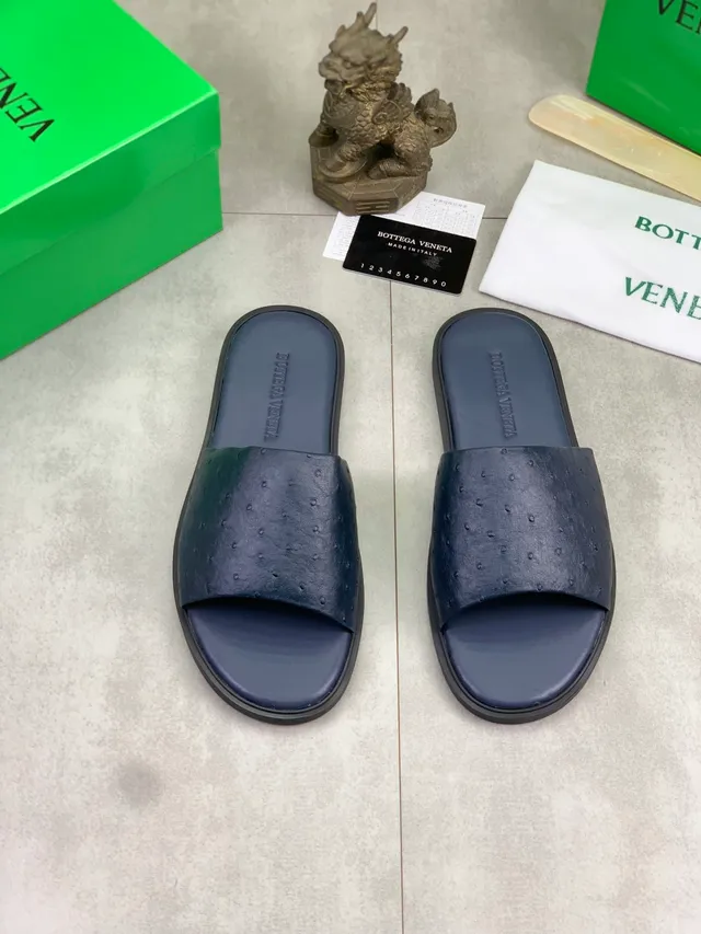 Bottega Veneta Chaussons en cuir d'autruche estampé 7