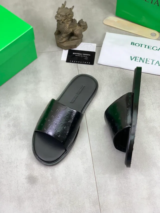 Bottega Veneta Chaussons en cuir d'autruche estampé 8