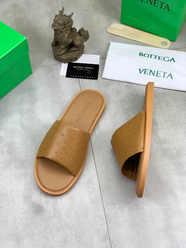 Bottega Veneta Chaussons en cuir d'autruche estampé 9