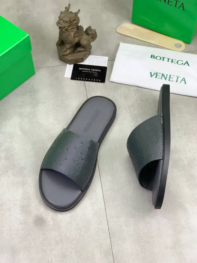 Bottega Veneta Chaussons en cuir d'autruche estampé 10