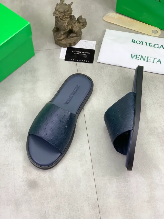 Bottega Veneta Chaussons en cuir d'autruche estampé 11