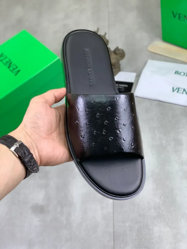 Bottega Veneta Chaussons en cuir d'autruche estampé 12