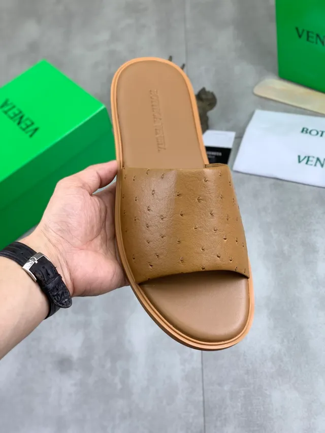 Bottega Veneta Chaussons en cuir d'autruche estampé 13