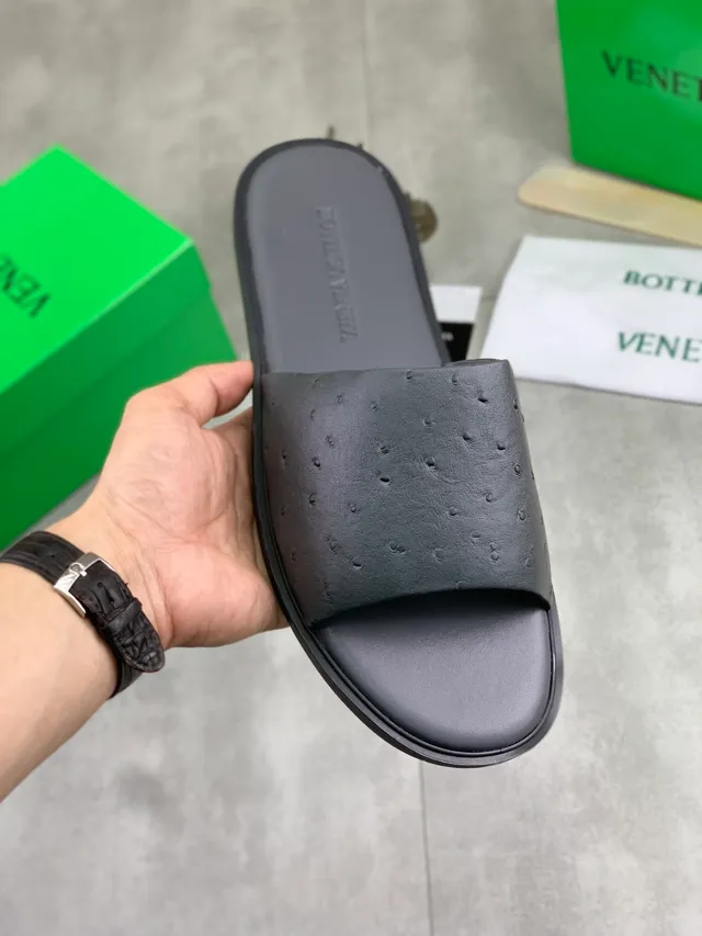 Bottega Veneta Chaussons en cuir d'autruche estampé 14