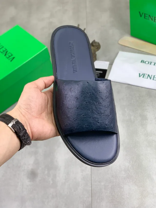 Bottega Veneta Chaussons en cuir d'autruche estampé 15