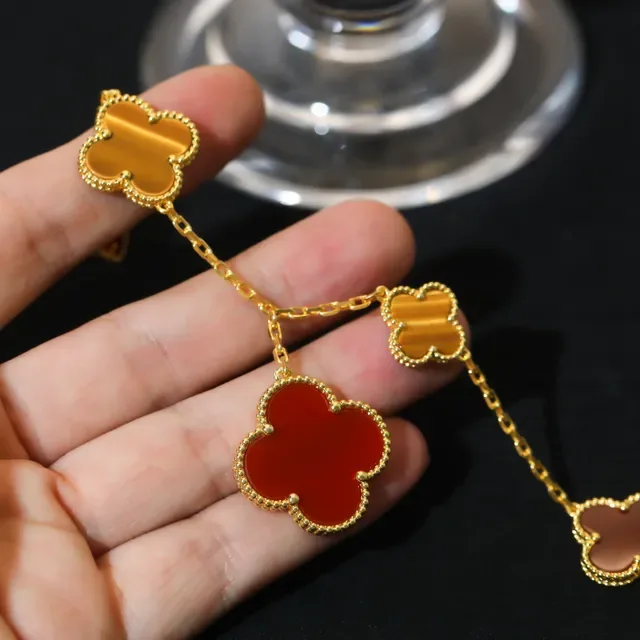 Burberry Motivo Amandas Multi-Pendant Pulseira Resina Ton Dourado 4