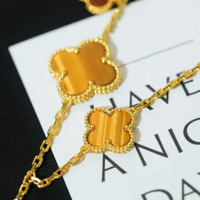 Burberry Motivo Amandas Multi-Pendant Pulseira Resina Ton Dourado 6