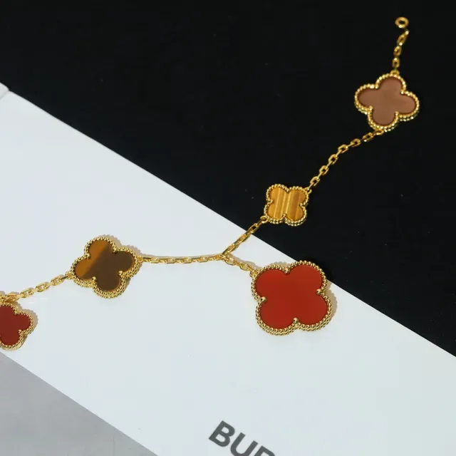 Burberry Motivo Amandas Multi-Pendant Pulseira Resina Ton Dourado 7