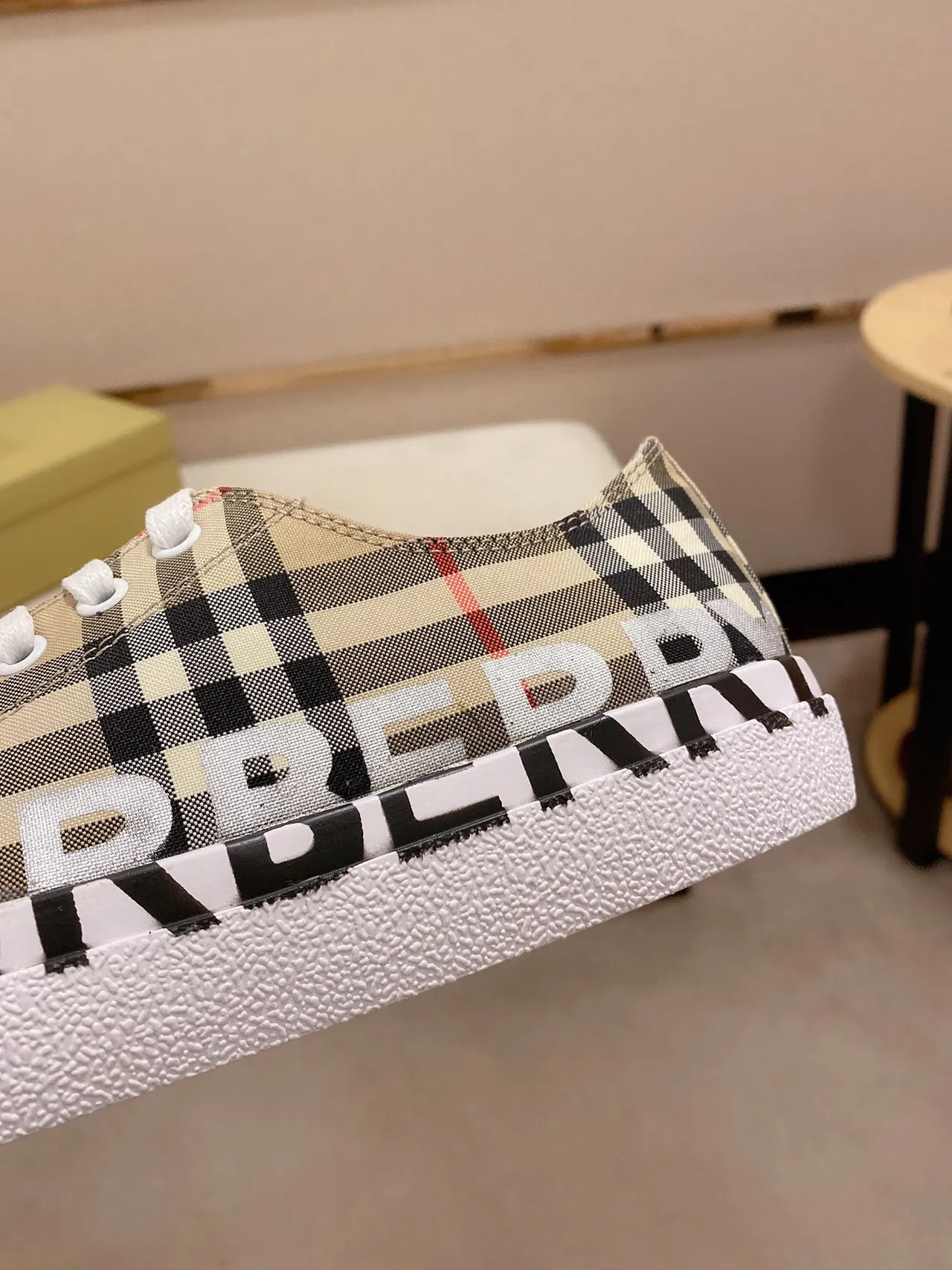 Burberry Sneakers Lifestyle Beige Blanc Motif Carreaux Toile Impression Logo Semelle Intermédiaire 4
