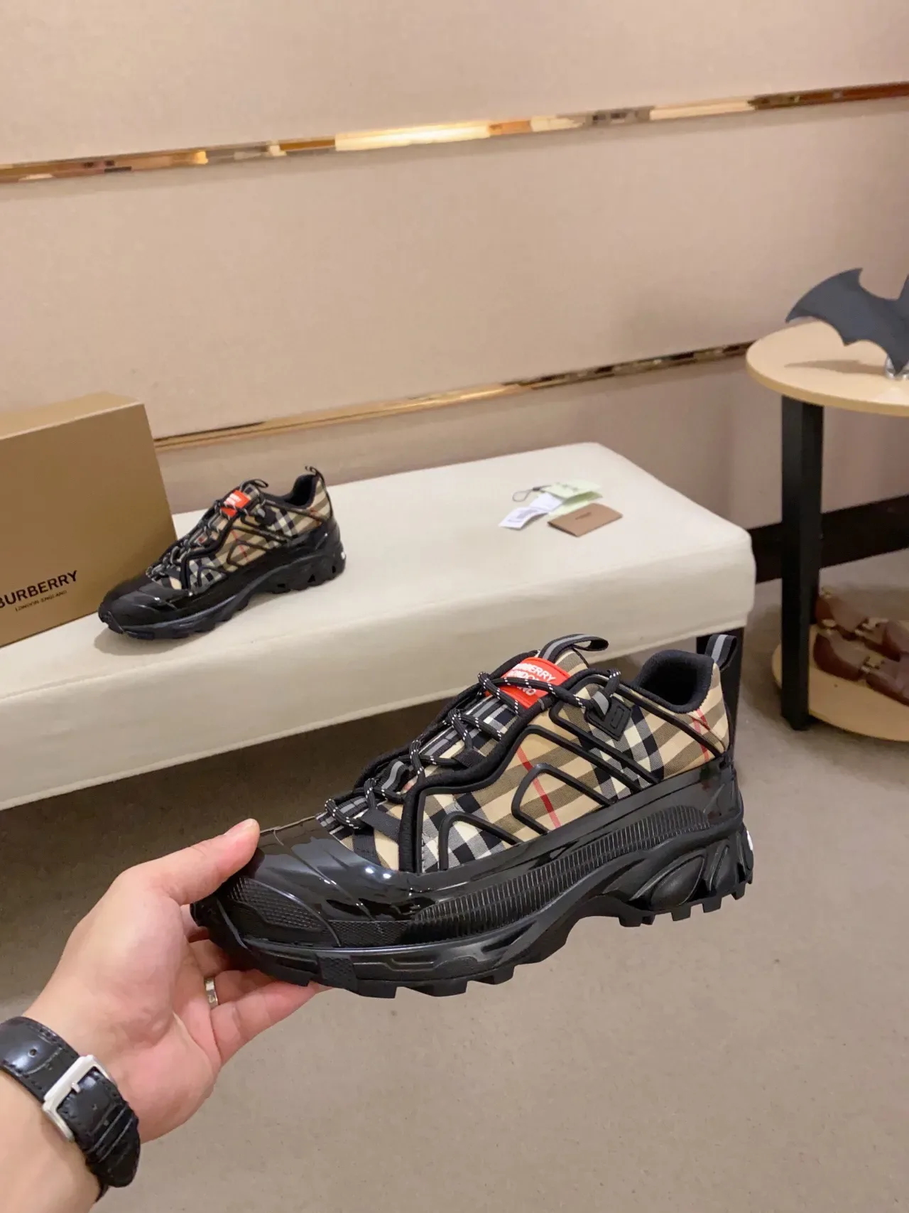 Burberry Noir Beige Chunky Sneakers Semelle Sculptée Caoutchouc Brillant 3