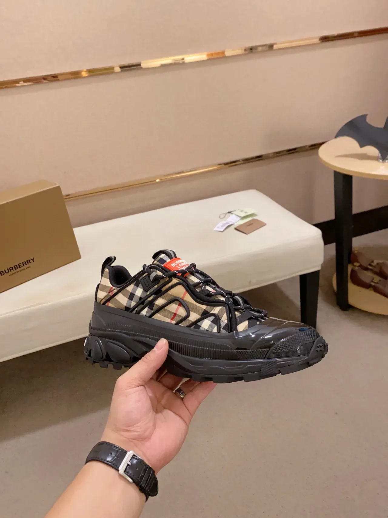 Burberry Noir Beige Chunky Sneakers Semelle Sculptée Caoutchouc Brillant 4