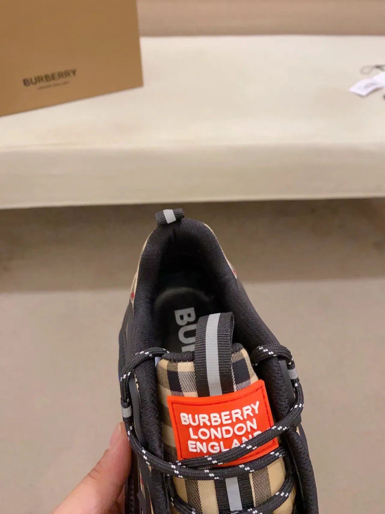 Burberry Noir Beige Chunky Sneakers Semelle Sculptée Caoutchouc Brillant 6
