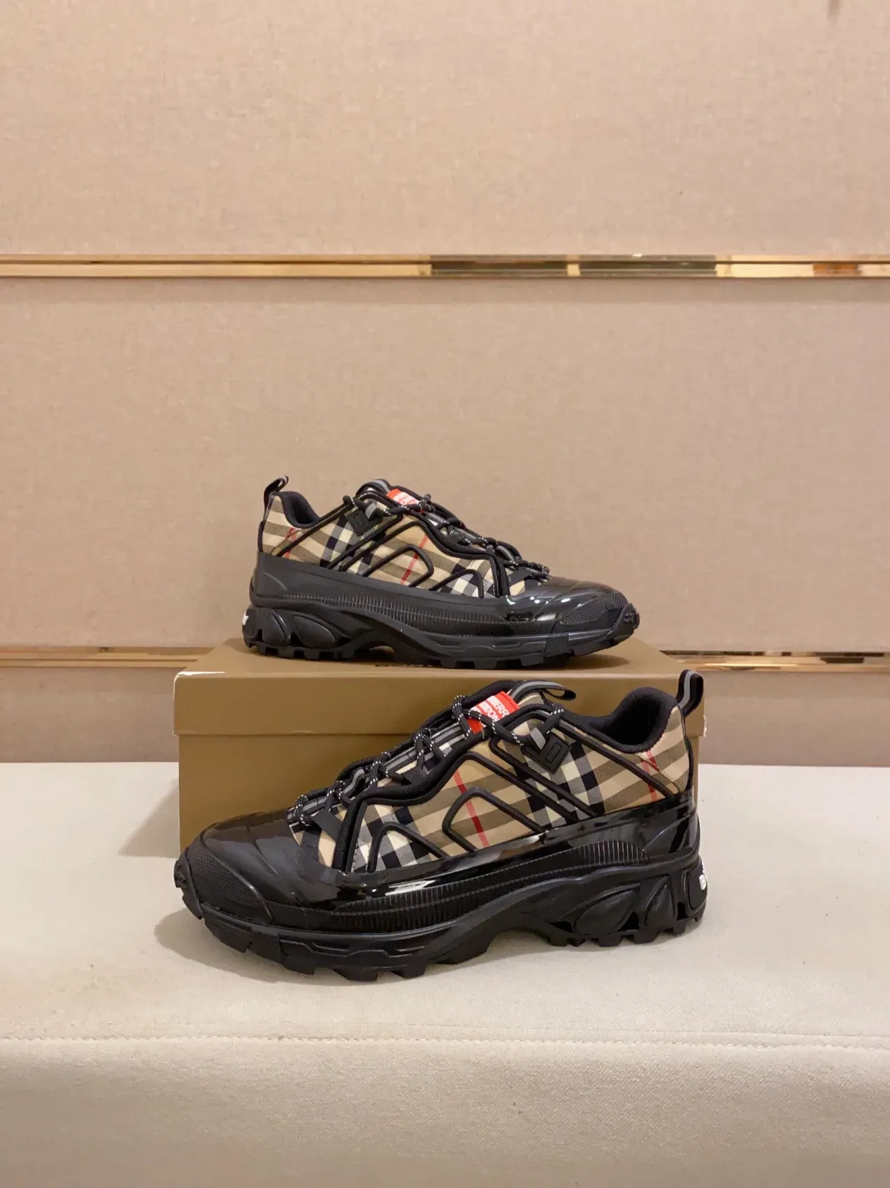 Burberry Noir Beige Chunky Sneakers Semelle Sculptée Caoutchouc Brillant 7