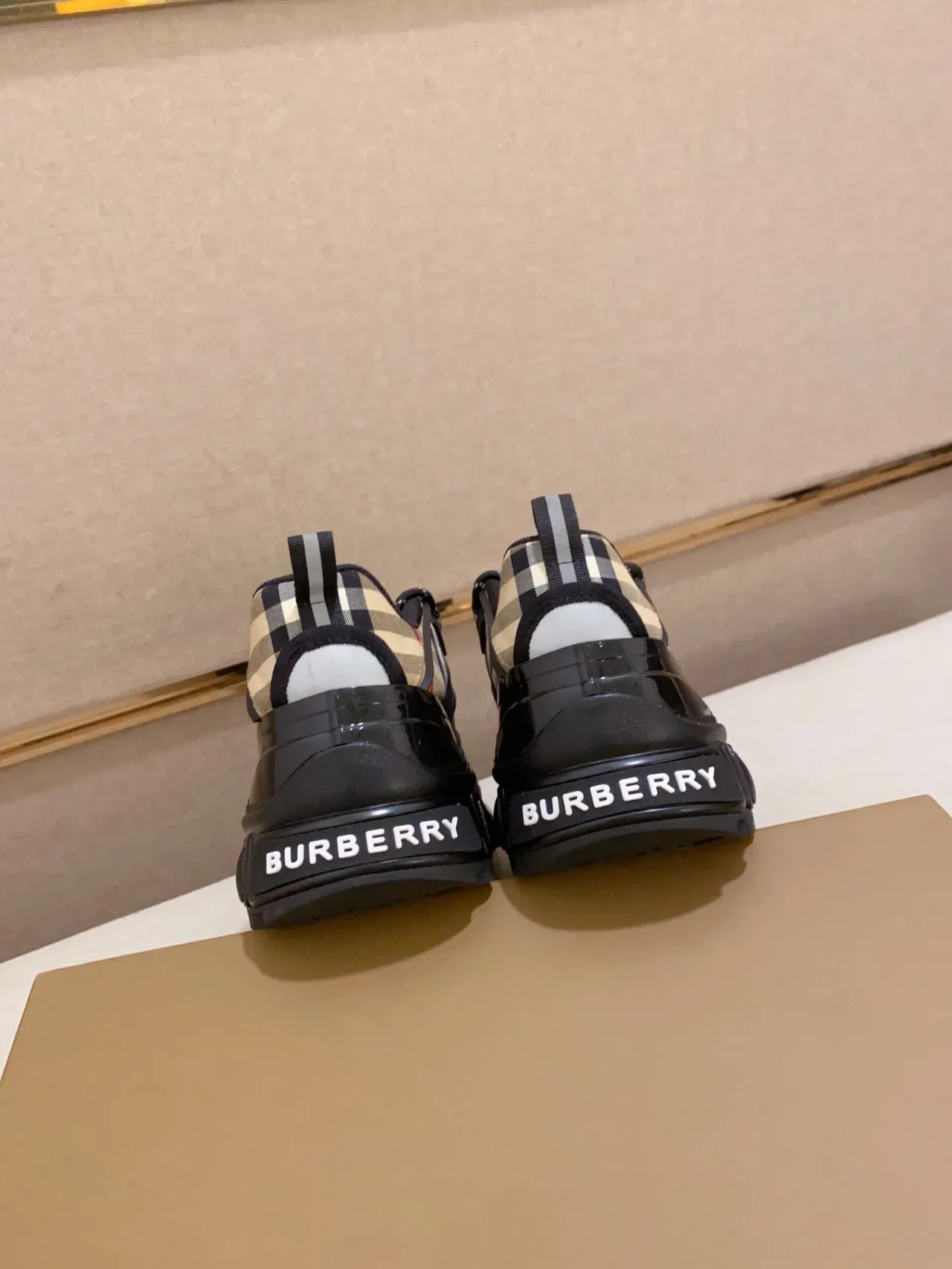 Burberry Noir Beige Chunky Sneakers Semelle Sculptée Caoutchouc Brillant 8
