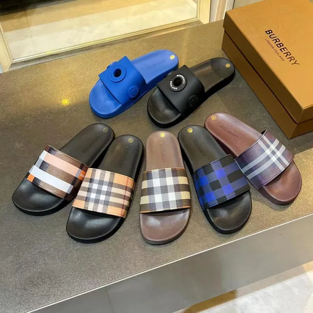 Burberry Noir Or Caoutchouc Moulé Marqué Boucle Circulaire Chaussons 2