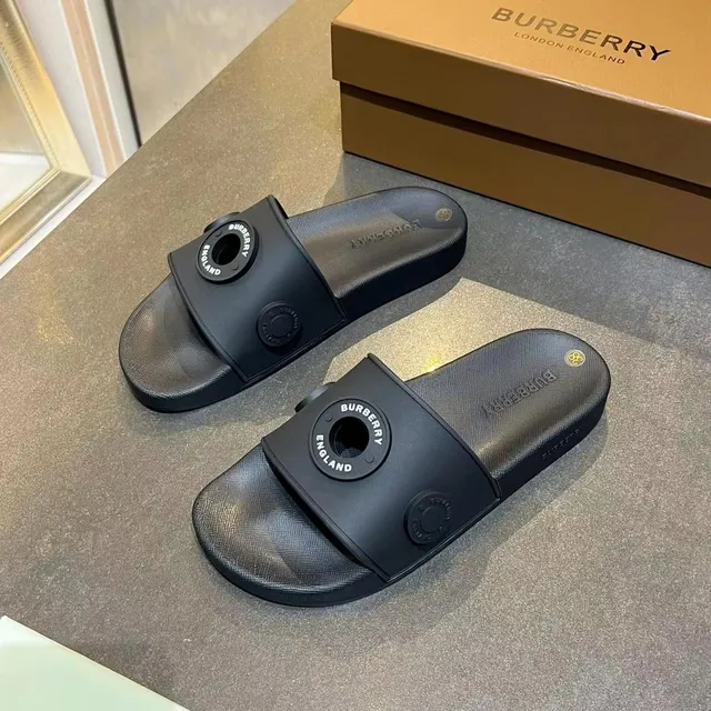 Burberry Noir Or Caoutchouc Moulé Marqué Boucle Circulaire Chaussons 3