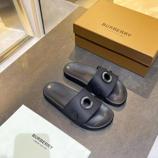 Burberry Noir Or Caoutchouc Moulé Marqué Boucle Circulaire Chaussons 4