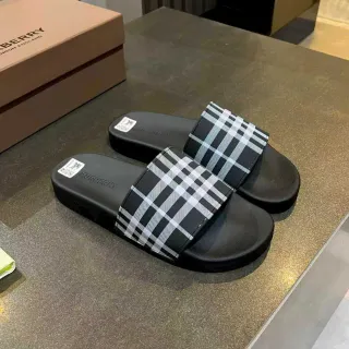 Burberry काला बहुरंगी समतल तल एक चौड़ी पट्टी चप्पल