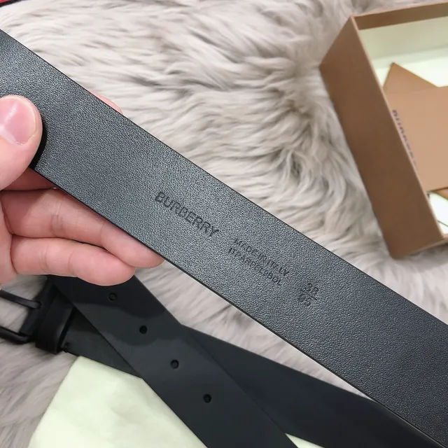 Burberry Ceinture en cuir avec boucle minimaliste de finition mate noir rouge 2