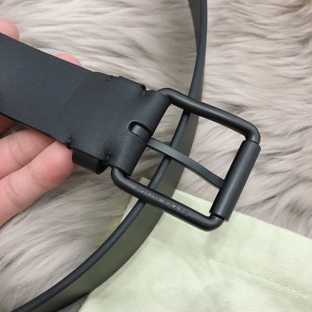 Burberry Ceinture en cuir avec boucle minimaliste de finition mate noir rouge 3