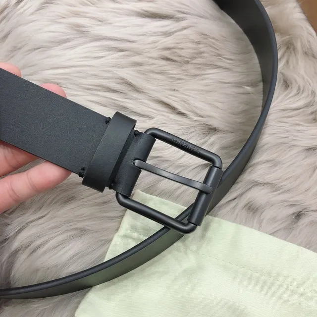 Burberry Ceinture en cuir avec boucle minimaliste de finition mate noir rouge 4