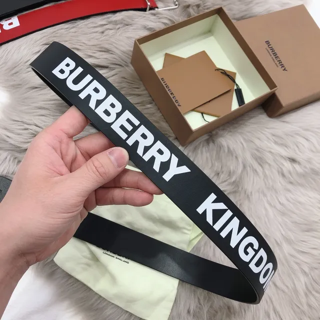 Burberry Ceinture en cuir avec boucle minimaliste de finition mate noir rouge 5