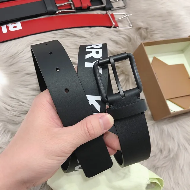 Burberry Ceinture en cuir avec boucle minimaliste de finition mate noir rouge 7