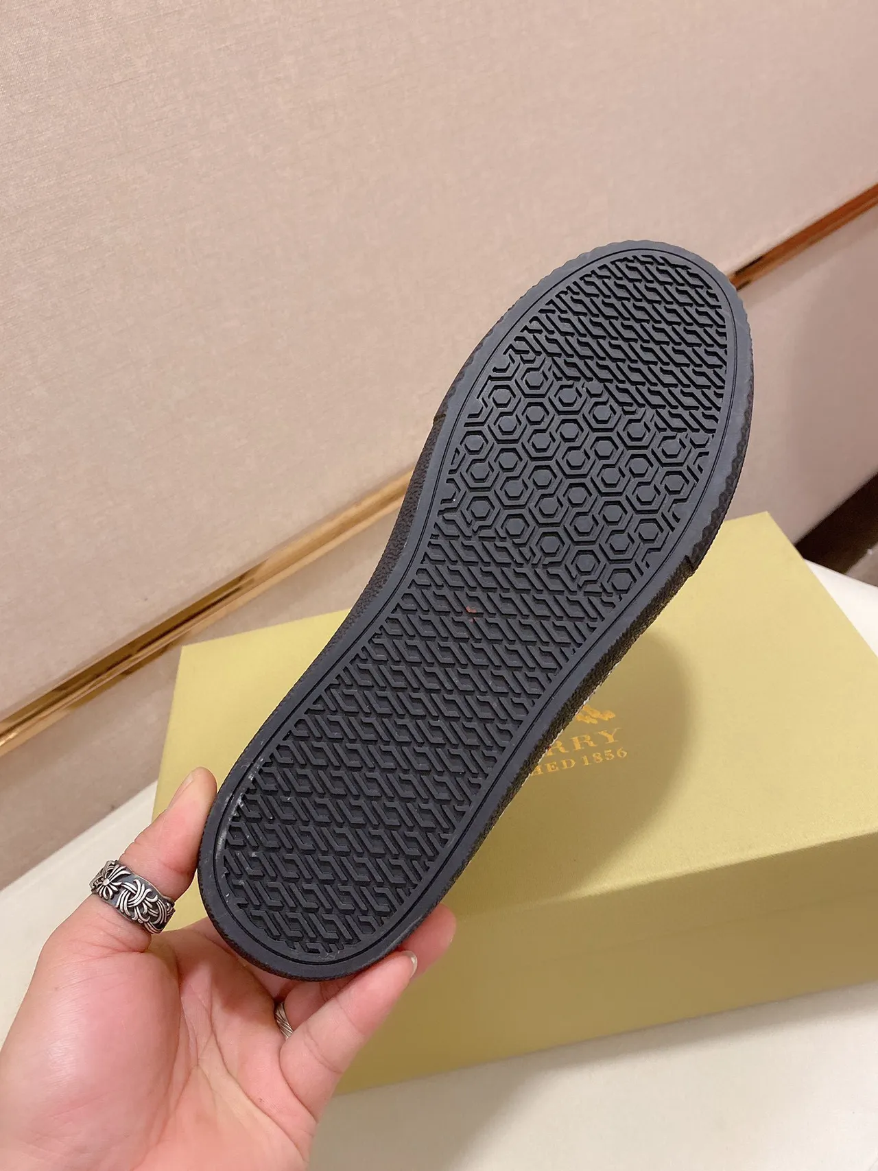 Burberry Noir Blanc Logo-Imprimé Panneau Latéral Capuchon d'orteil en caoutchouc Chaussures lifestyle 2