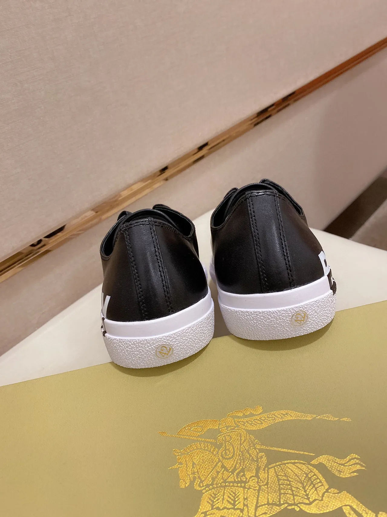 Burberry Noir Blanc Logo-Imprimé Panneau Latéral Capuchon d'orteil en caoutchouc Chaussures lifestyle 3