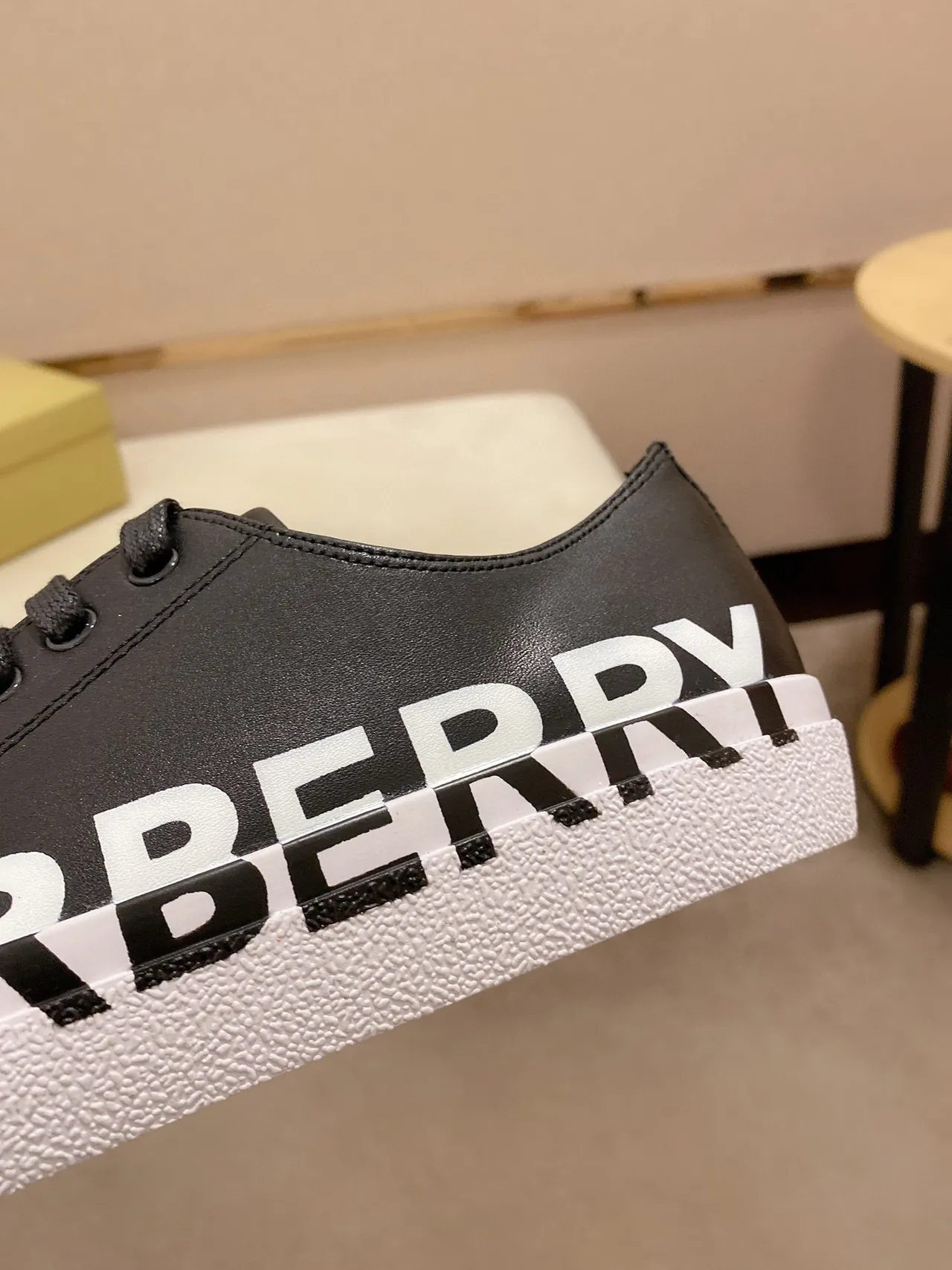 Burberry Noir Blanc Logo-Imprimé Panneau Latéral Capuchon d'orteil en caoutchouc Chaussures lifestyle 4