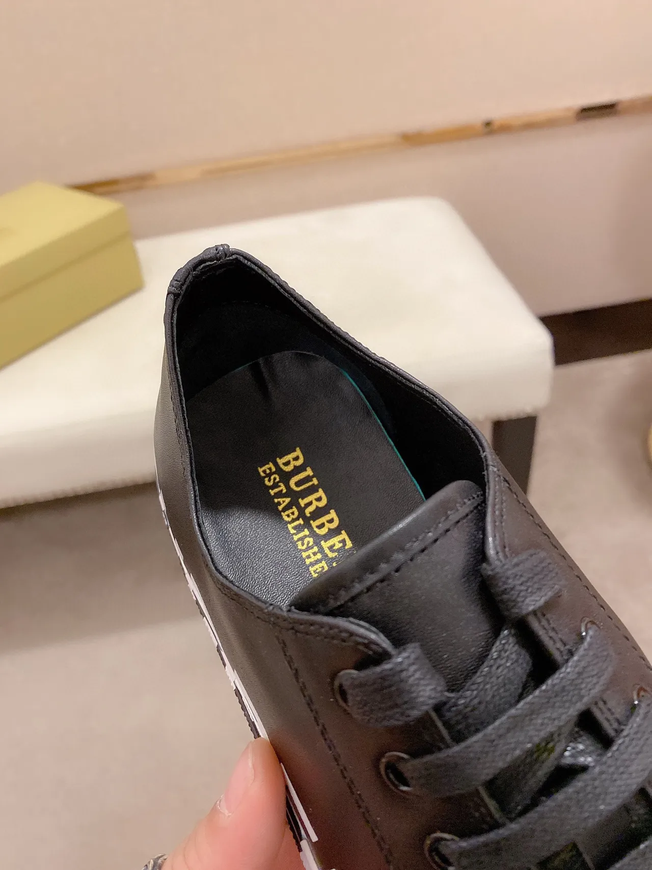 Burberry Noir Blanc Logo-Imprimé Panneau Latéral Capuchon d'orteil en caoutchouc Chaussures lifestyle 5