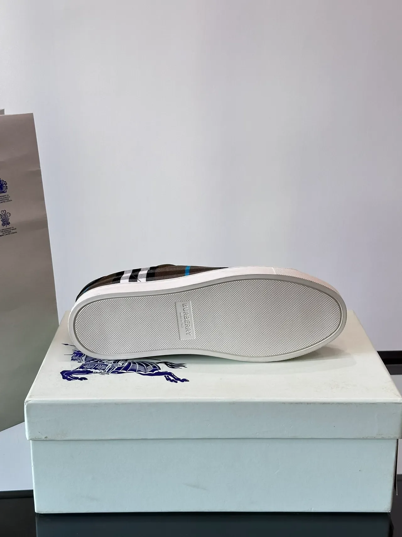 Burberry Marrom Multicolor Padrão xadrez parte superior de tecido contrapeso de couro tênis lifestyle 2
