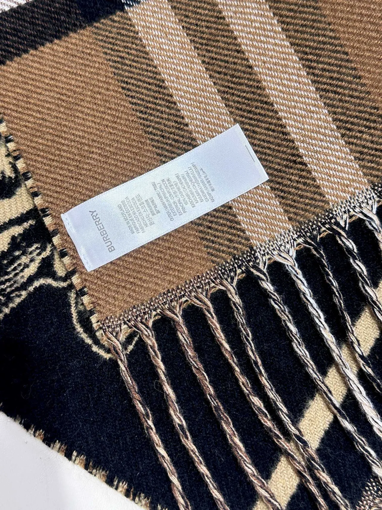 شال Burberry كلاسيك شيك كامل وأسود كشمير 9