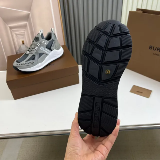 Burberry Gris Blanc Maille Stratifiée et Synthétique Haut Oversized Logo Latéral Chunky Sneakers 2