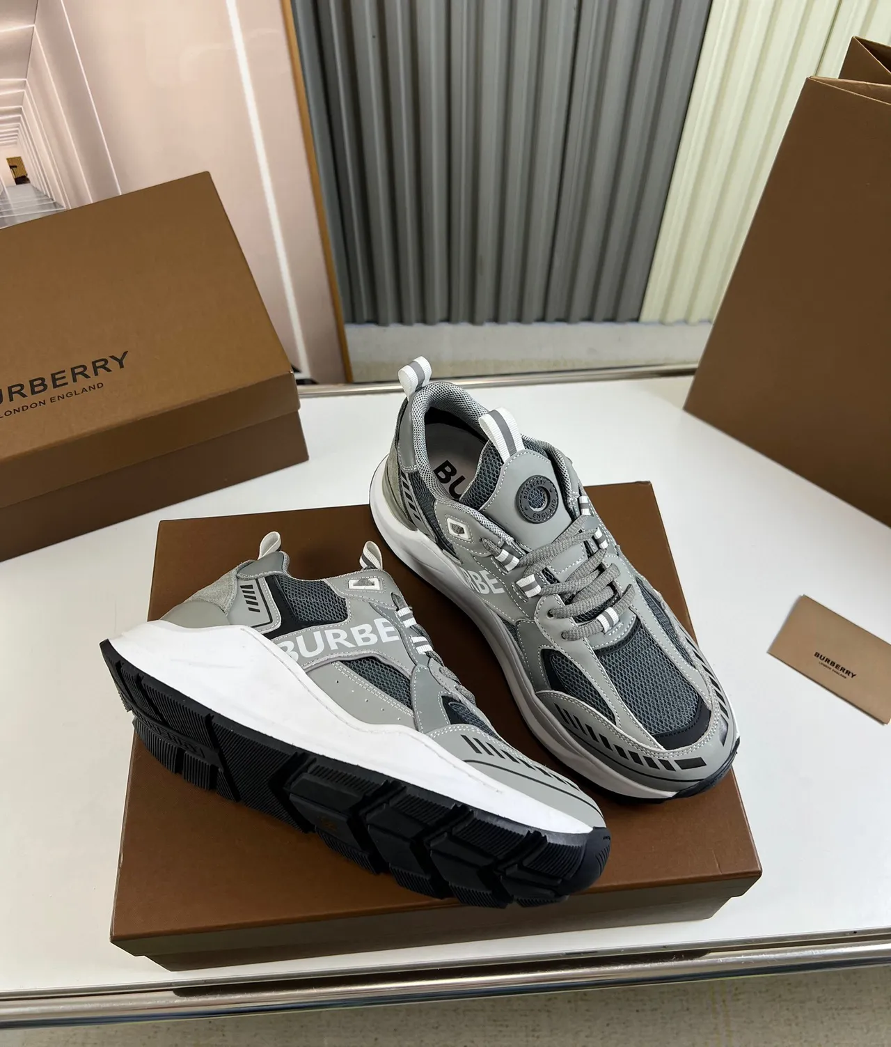 Burberry Gris Blanc Maille Stratifiée et Synthétique Haut Oversized Logo Latéral Chunky Sneakers 5