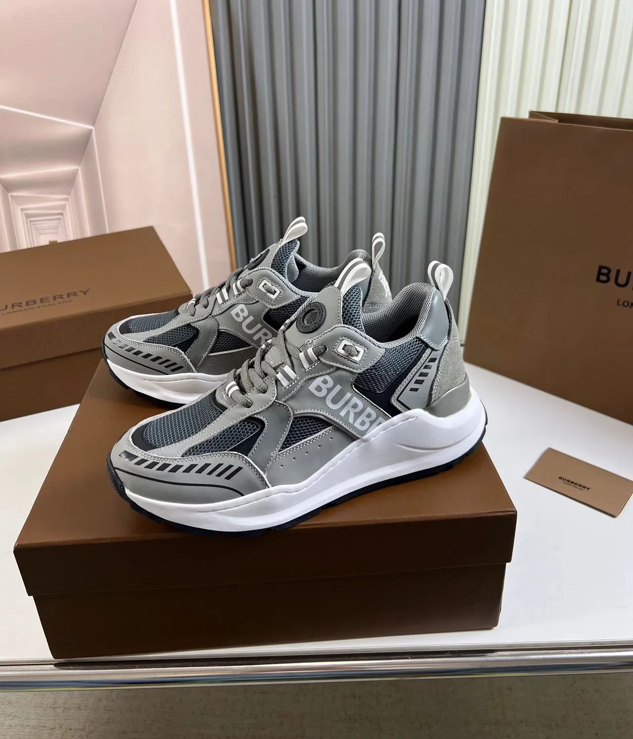 Burberry Gris Blanc Maille Stratifiée et Synthétique Haut Oversized Logo Latéral Chunky Sneakers 8