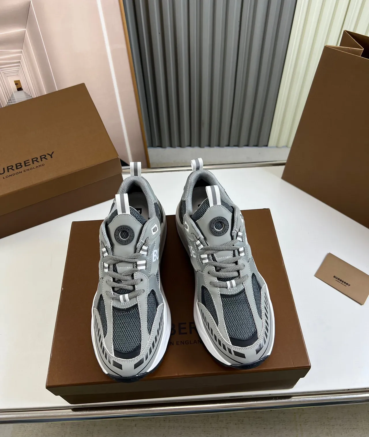 Burberry Gris Blanc Maille Stratifiée et Synthétique Haut Oversized Logo Latéral Chunky Sneakers 9