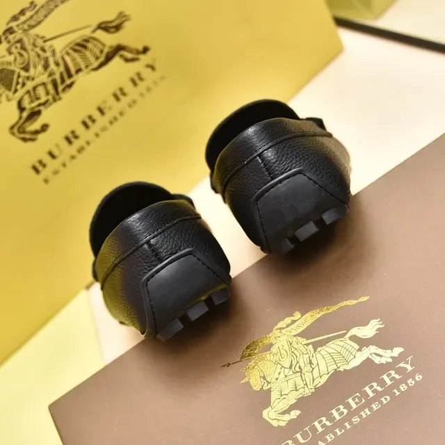 Burberry Knight Mocassins en Cuir Pebbled Noir 2