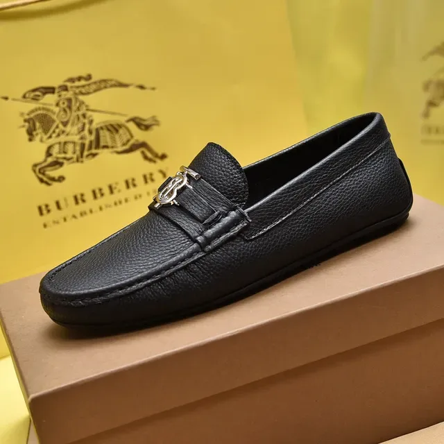Burberry Knight Mocassins en Cuir Pebbled Noir 4