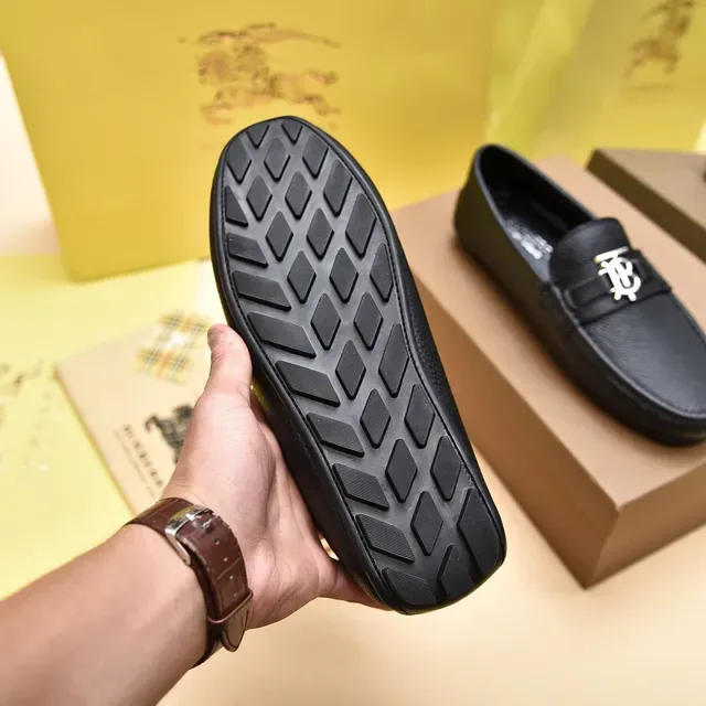 Burberry Knight Mocassins en Cuir Pebbled Noir 5