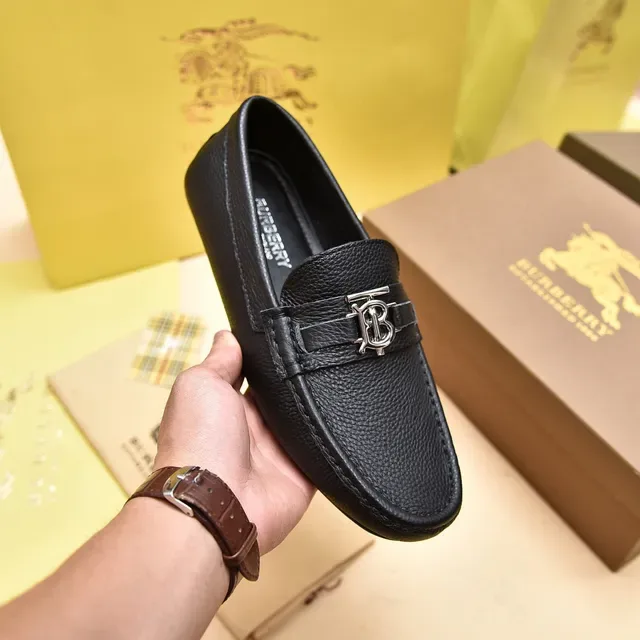 Burberry Knight Mocassins en Cuir Pebbled Noir 6