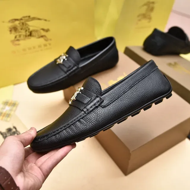 Burberry Knight Mocassins en Cuir Pebbled Noir 7