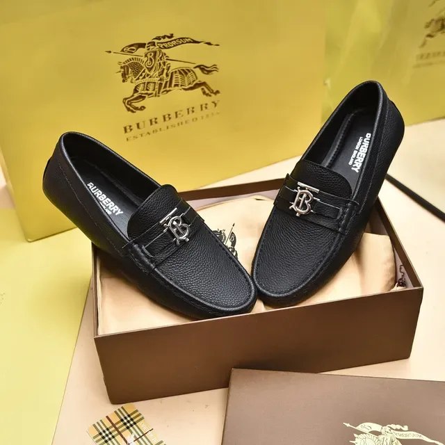 Burberry Knight Mocassins en Cuir Pebbled Noir 8