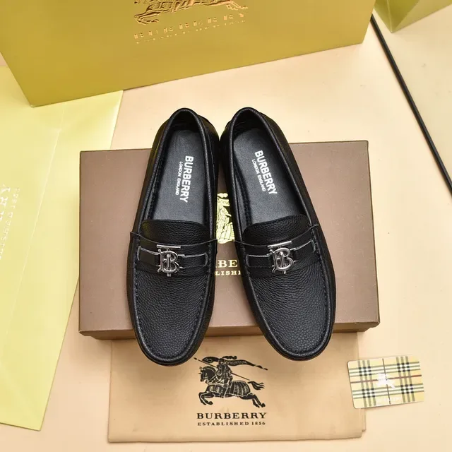 Burberry Knight Mocassins en Cuir Pebbled Noir 9