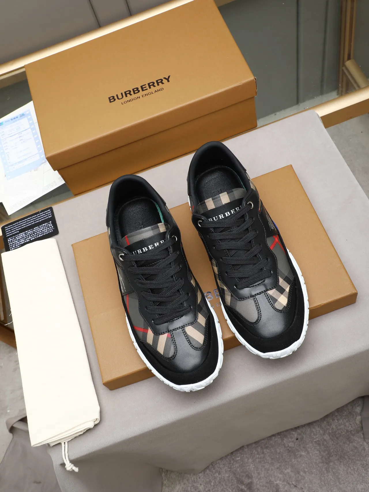 Burberry Knight Check et sneakers en daim noir chunky 3
