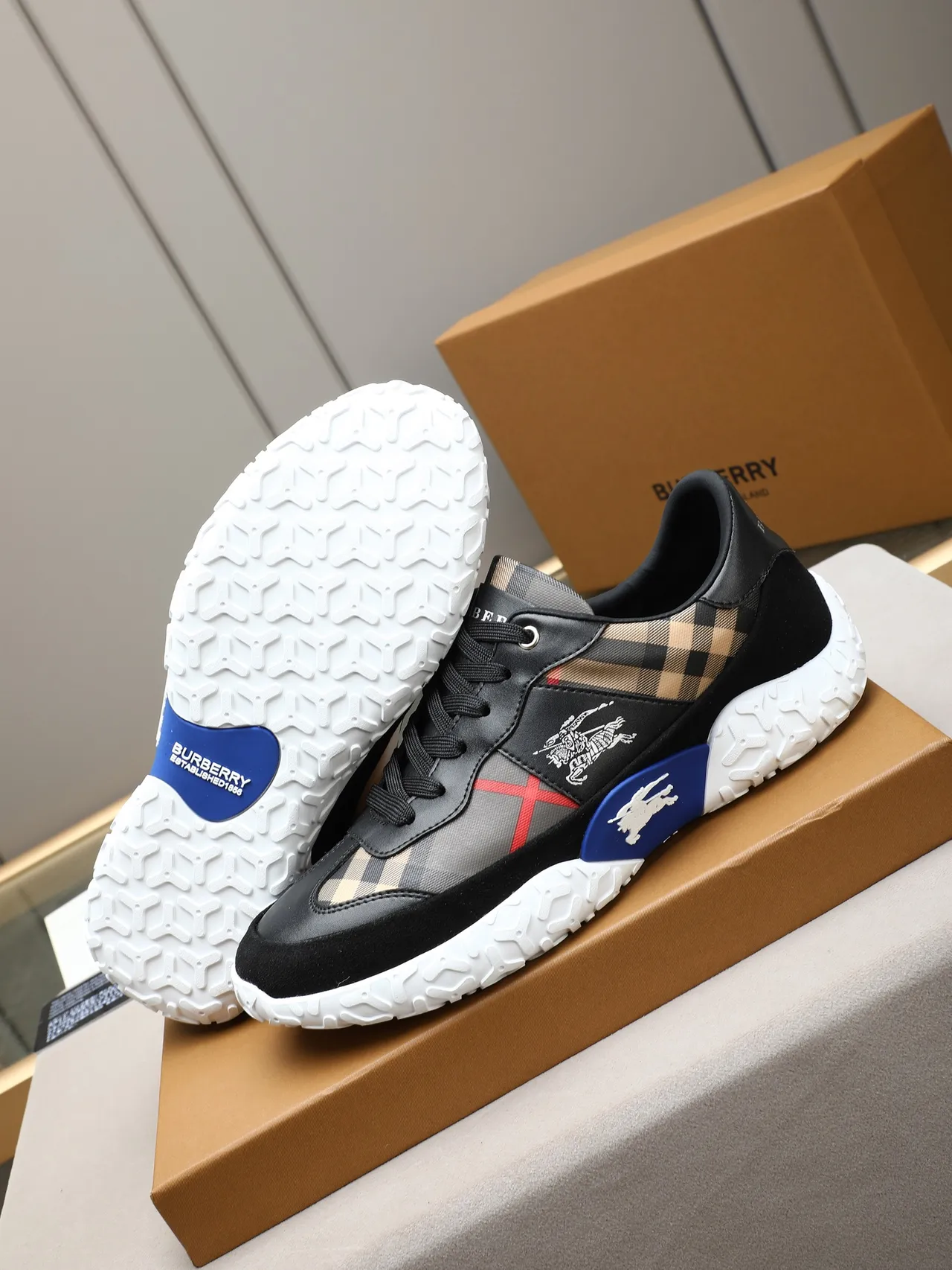 Burberry Knight Check et sneakers en daim noir chunky 4