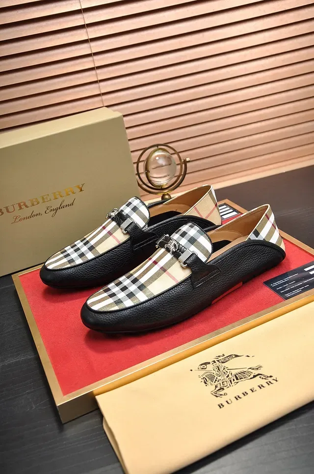 Burberry Knight House Check Black Leather Loafer 7